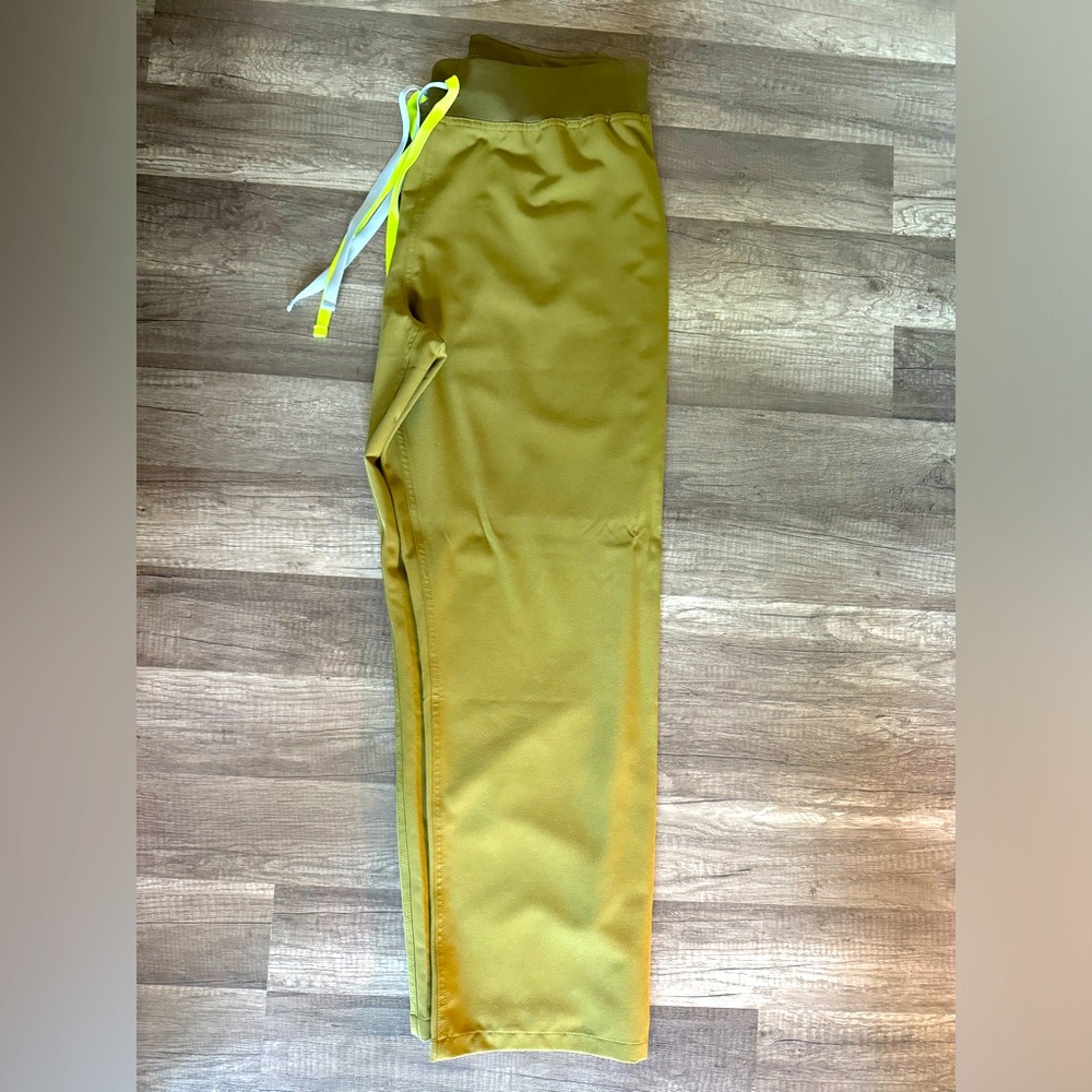 NWOT Rare Color Figs Women’s Large Petite Livingston Martini Olive